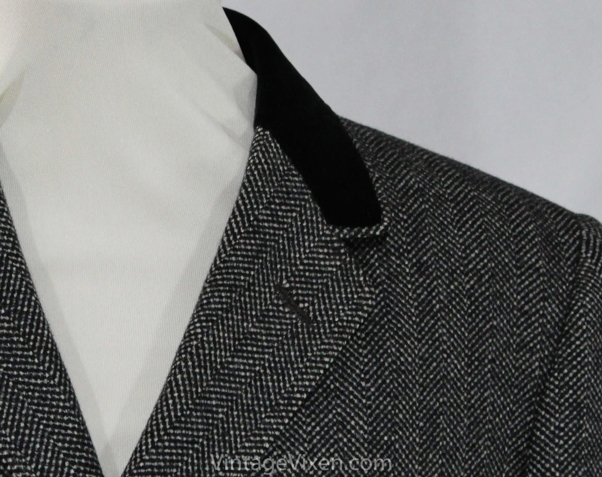 Large Men's Tweed Coat with Black Velveteen Collar - Ultra Fine Label 1950s Mens Wool Outerwear - Gray Herringbone 50s OverCoat - Chest 44